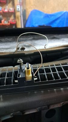 No Hot Air in 1995 Audi A4 B5 1.6 Petrol: Cabin Heating Issue, Temperature at 90, Loose Plugin