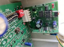 Elektroniczna płytka z komponentami, w tym kondensatorami i przełącznikami.