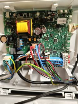 Płyta główna pieca Vaillant z widocznymi przewodami i elementami elektronicznymi.