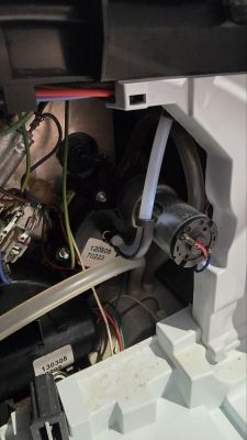 Siemens EQ.7 Plus (TE716219RW/21) – dużo wody w tacy ociekowej
