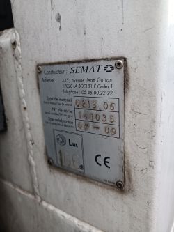Tabliczka znamionowa producenta Semat na pojeździe, z danymi kontaktowymi i specyfikacjami.