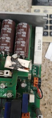 Przepalony ceramiczny rezystor mocy na płytce serwonapędu Omron SGDH-15DE-OY