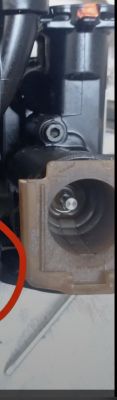 Zbliżenie na korpus zaworu trójdrożnego kotła Immergas Victrix Tera V1 z widocznym gniazdem na wkład zaworu.