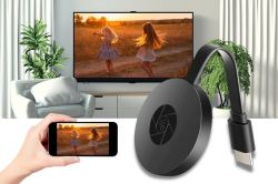 Bezprzewodowy adapter HDMI Miracast, używany do przesyłania obrazu z telefonu na duży ekran telewizora.
