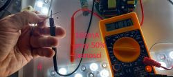 Pomiar prądu miernikiem przy 50% jasności pasków LED, wskazanie 160 mA