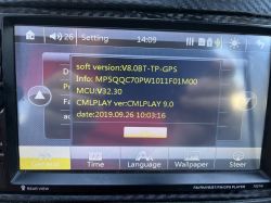 Einstellungsmenü-Bildschirm des 7021B-Multimedia-Players mit Softwareversionsinformationen.