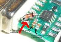 Czy brązowe elementy na płytce to diody? Wskazania miernika jak dla diod