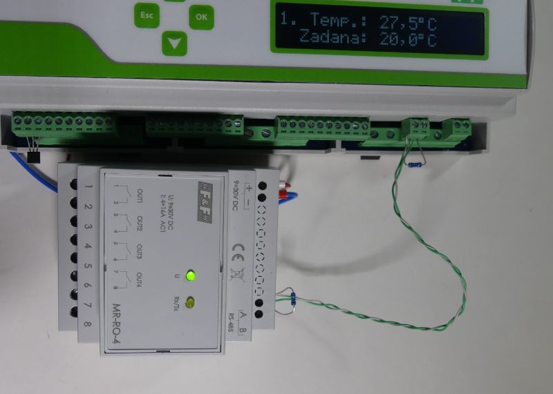 Wnętrze szafy sterowniczej z wyświetlaczem temperatury i modułem MR-RO-4 z diodami LED