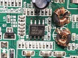 Zbliżenie na elektronikę stacji dokującej Bush.