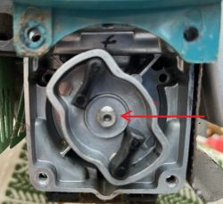 Metalowy element w urządzeniu wskazany czerwonym strzałką
