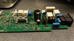 Zdjęcie modułu elektronicznego z widocznymi komponentami na płytce drukowanej.