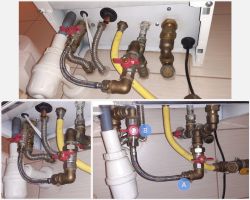 Zbliżenie na podłączenia hydrauliczne pod kotłem dwufunkcyjnym, widoczne wężyki, zawory i oznaczenie A oraz B.