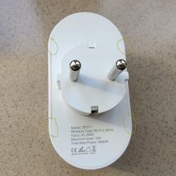Gosund SP211 smart plug with highlighted case latches.