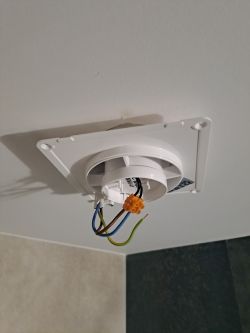 Wentylator łazienkowy bez czujnika wilgoci a instalacja pod wentylator z czujnikiem 🤯
