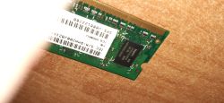 Pamięć RAM SODIMM częściowo zakryta palcem, z etykietą i chipem Hynix