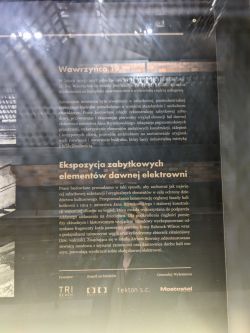 Tablica informacyjna o renowacji budynku przy ulicy Św. Wawrzyńca 19.