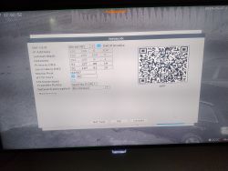 Interfejs ustawień sieciowych z kodem QR na ekranie monitora.