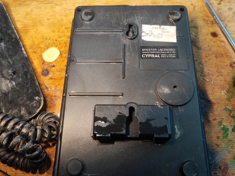 Tylna część obudowy telefonu Cyfral C 928 T/P z datą i numerem homologacji z 1996 roku.