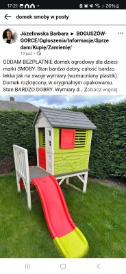 Domek ogrodowy SMOBY z kolorową zjeżdżalnią Plastikowy domek ogrodowy dla dzieci z czerwono-żółtą zjeżdżalnią na trawie.