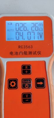 Miernik RC3563 pokazujący rezystancję 26.26 mΩ i napięcie 4.071 V