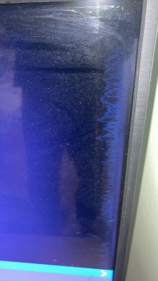 Ekran telewizora z wyraźną pionową poświatą i zniekształceniami wzdłuż prawej krawędzi.