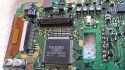 Zbliżenie na zieloną płytkę PCB z układem YAESU i złączami taśmowymi