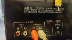 Tylny panel urządzenia audio z wyjściami RCA i optycznym
