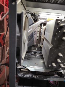 Wnętrze obudowy komputera z widoczną kartą graficzną GeForce RTX i chłodzeniem procesora.