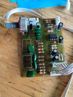 Płytka PCB z potencjometrem, kondensatorami foliowymi i układem scalonym 4558D