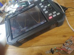 Philips 22AH68222 – brak FM stereo (LA3350) i wskaźnika „0” tuningu (HA1197)