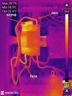 Termowizyjne zdjęcie bezpiecznika C20 z oznaczeniami przewodów i niewielkim nagrzaniem