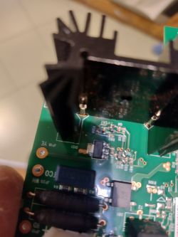 Zbliżenie na płytę drukowaną ekspresu do kawy Philips z widocznymi podzespołami.