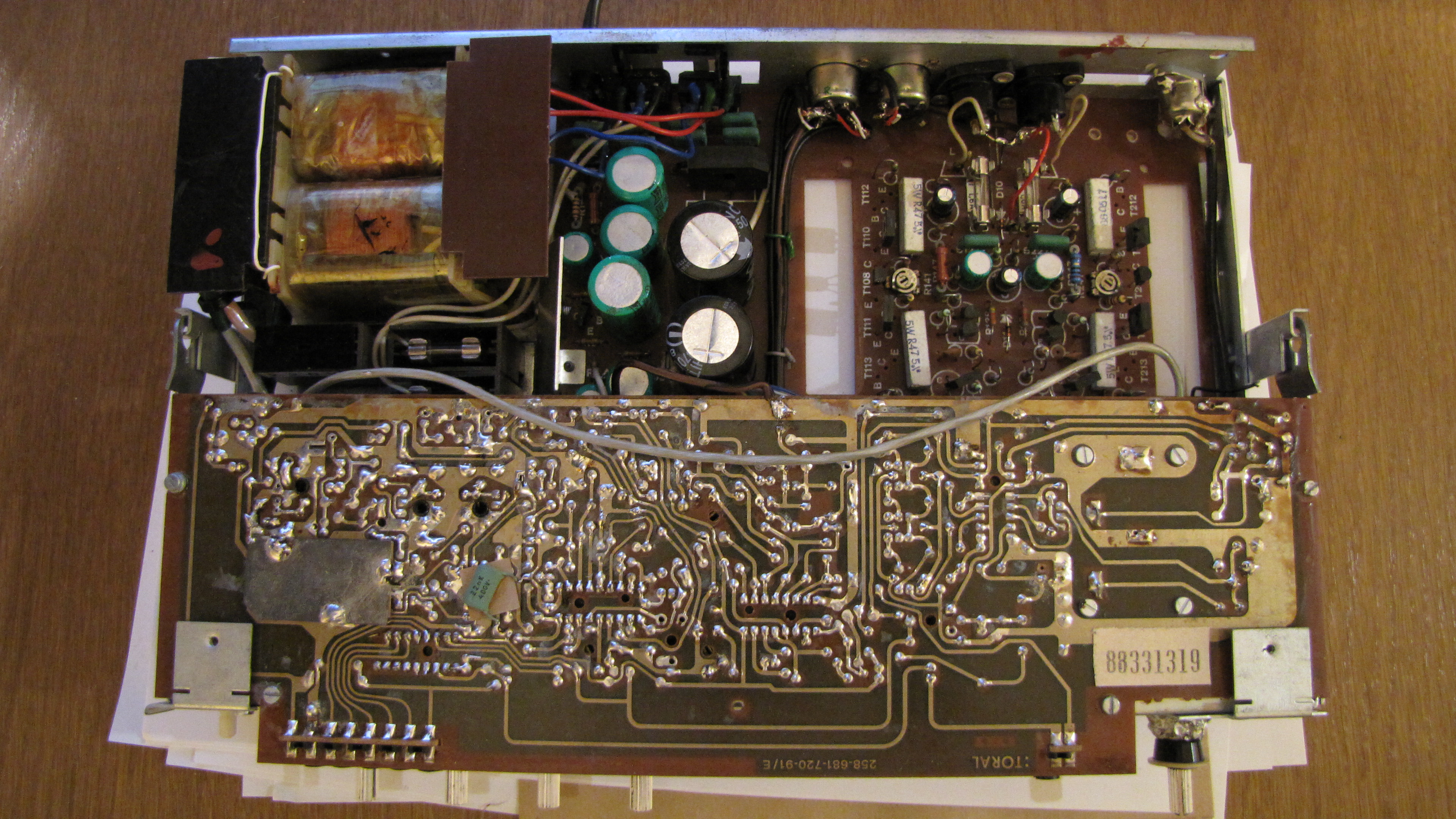 amplituner-eltra-r8040-przydzwi-k-ko-c-wki-mocy-w-obu-kana-ach