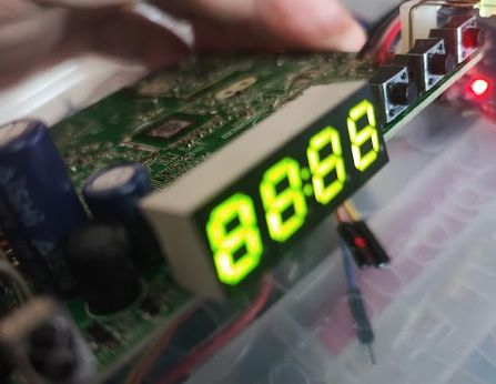 Elektroniczny wyświetlacz z liczbą 