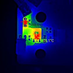 Termowizyjne zdjęcie mikrokontrolera z zaznaczeniem temperatur 110,1°C i 105,1°C.