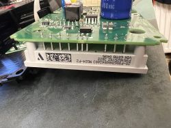 Płytka elektroniczna pompy obiegowej na stole serwisowym.