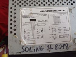 Naklejka ze schematem podłączenia na obudowie urządzenia „Mobile Entertainment”, napis „SOLING SL 8018”