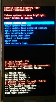 Zdjęcie ekranu trybu recovery telefonu Samsung Galaxy J5 z widocznymi komunikatami błędów.