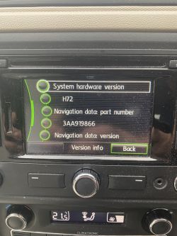 Bildschirm des Navigationssystems im Auto zeigt Hardware-Version und Navigationsdateninformationen.