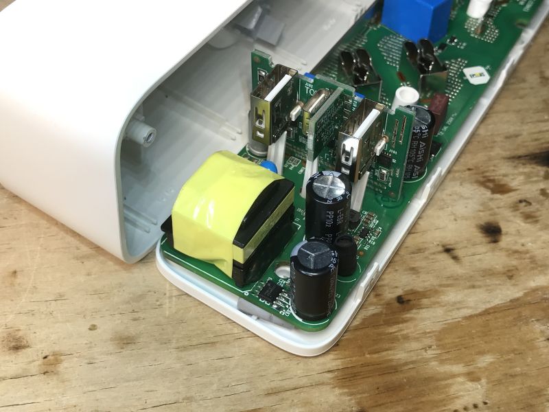 Which Wi-Fi controlled strip with QC? The interior of the Tapo P300 from TP-Link