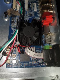 Rejestrator Dahua DHI-HCVR 4116 piszczy i nie wykrywa go laptop/TV