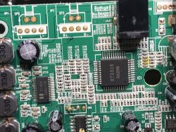 Zbliżenie na płytkę z elektroniką stacji dokującej Bush.