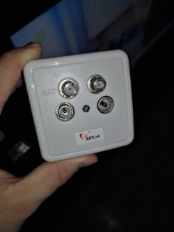 Dlaczego sygnał TV SAT jest gorszy przy podpięciu przez gniazdko końcowe?