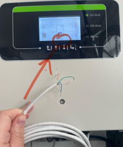 Sofar Solar falownik z wyświetlaczem pokazującym stan DRM1 i kabel z odsłoniętymi przewodami.