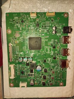 Płyta główna monitora z widocznym układem Novatek NT68301UMF i portami HDMI oraz DP