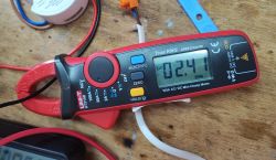 Miernik cęgowy pokazujący wartość 2,41A