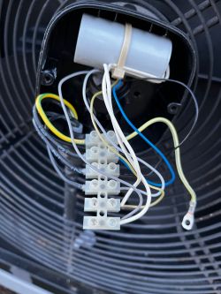 Połączenia elektryczne w obudowie silnika pompy ciepła.