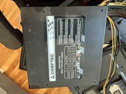 Zasilacz Chieftec GPS-500A8 o mocy maksymalnej 500W z widocznymi kablami.