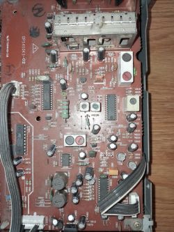 Wnętrze amplitunera Kenwood KR A4050 z widocznymi komponentami elektronicznymi.