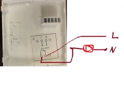 Puste pudełko po sterowniku z rysunkiem schematu elektrycznego i ręcznie narysowanymi przewodami.